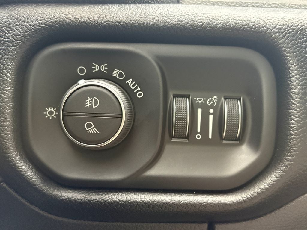 2019 RAM 1500 Laramie Crew Cab 4x4 5'7' Box