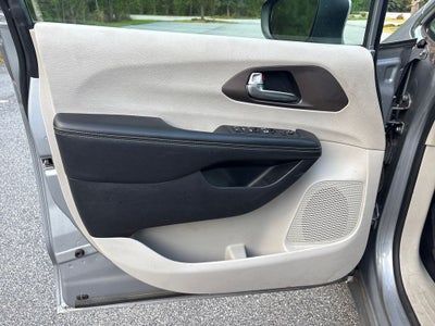 2021 Chrysler Voyager LX
