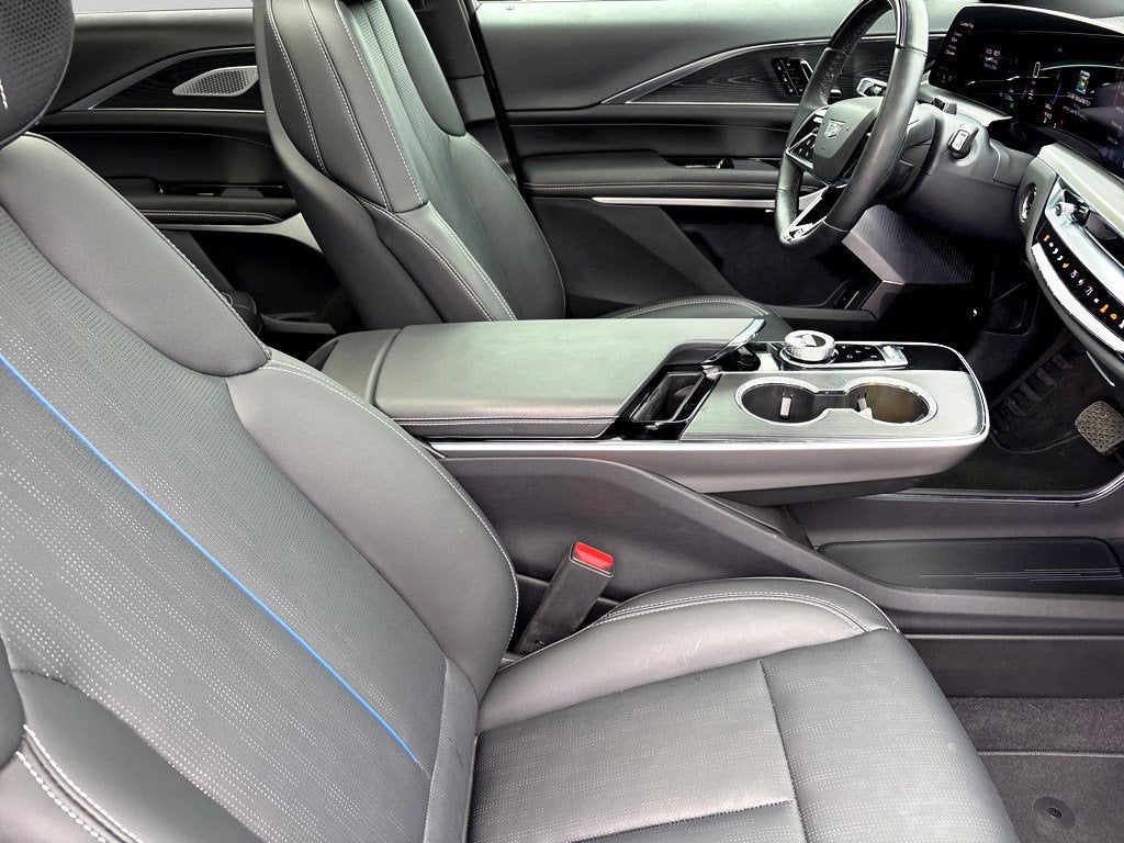 2025 Cadillac LYRIQ Luxury 2