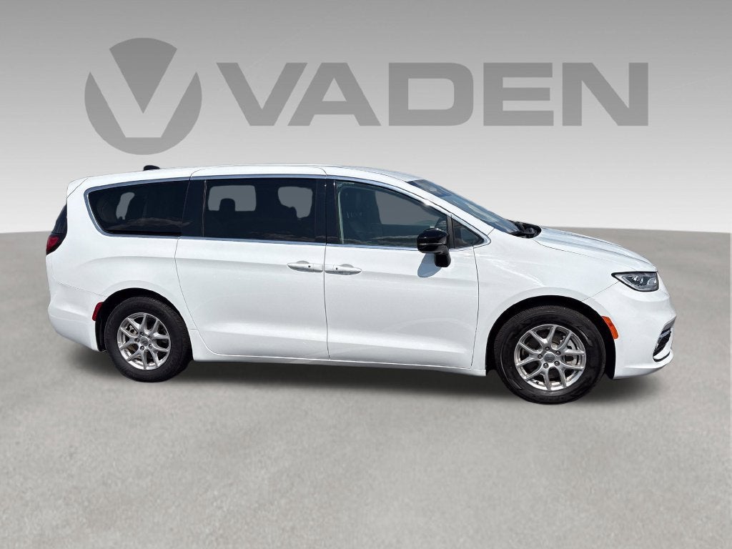 2024 Chrysler Pacifica Base