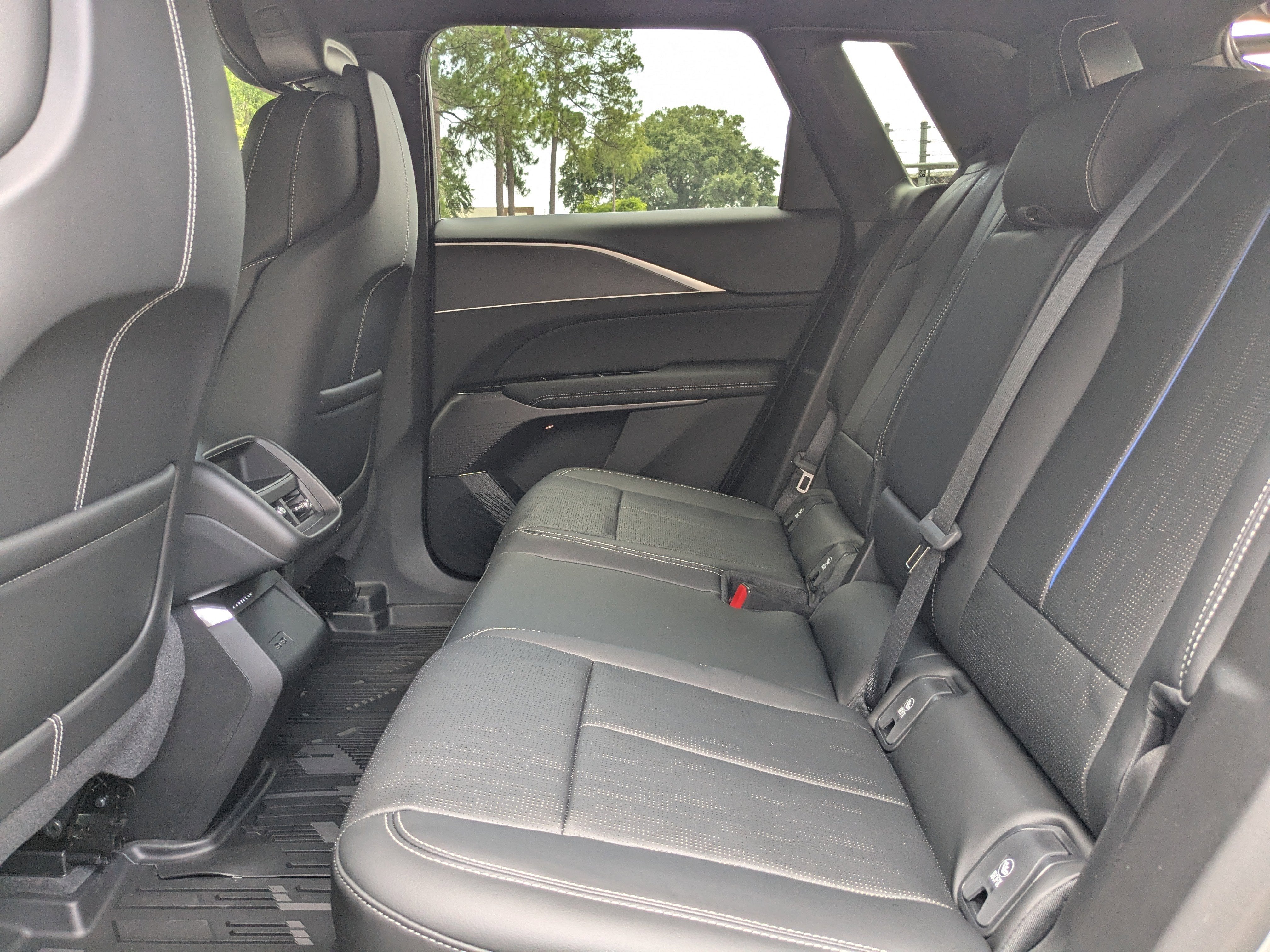 2025 Cadillac LYRIQ Luxury 1